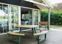 Afbeelding in Gallery-weergave laden, MaximaVida ronde aluminium picknicktafel Bermuda Ø 250 cm olijfgroen