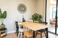 Afbeelding in Gallery-weergave laden, MaximaVida houten spijlenstoel Maxime zwart - doos per 2 stuks
