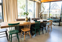 Afbeelding in Gallery-weergave laden, MaximaVida houten spijlenstoel Maxime groen - doos per 2 stuks