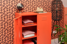 Lade das Bild in den Galerie-Viewer, MaximaVida Metallschrank Finn 80 x 40 x 102 cm soft orange - 2 Fachböden