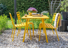 Lade das Bild in den Galerie-Viewer, MaximaVida Gartenset Max, hergestellt aus Metall, Farbe ockergelb 150 cm, 1 Tisch, 2 Stühle, 1 Bank