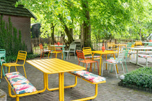 Afbeelding in Gallery-weergave laden, MaximaVida metalen picknicktafel Max okergeel - 150 cm