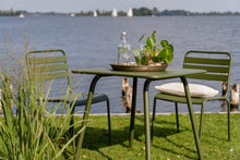 Afbeelding in Gallery-weergave laden, MaximaVida metalen vierkante tuintafel Max 80 x 80 cm olijfgroen