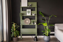 Afbeelding in Gallery-weergave laden, MaximaVida wandrek Jamie olijfgroen boekenrek - tijdschriftenrek - 180 x 80 cm