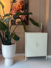 Afbeelding in Gallery-weergave laden, MaximaVida metalen lockerkast Finn 80 x 40 x 102 cm ivoor - 2 schappen
