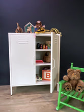 Afbeelding in Gallery-weergave laden, MaximaVida metalen lockerkast Finn 80 x 40 x 102 cm ivoor - 2 schappen
