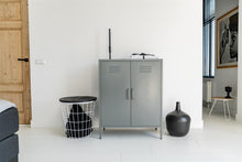 Afbeelding in Gallery-weergave laden, MaximaVida metalen lockerkast Finn 80 x 40 x 102 cm muisgrijs - 2 schappen
