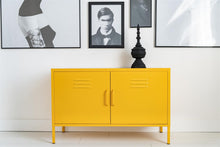 Lade das Bild in den Galerie-Viewer, MaximaVida Metallspind Fernsehschrank Finn ockergelb 100 x 40 x 64 cm - 1 Regal
