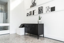 Lade das Bild in den Galerie-Viewer, MaximaVida Metallspind Fernsehschrank Finn schwarz 100 x 40 x 64 cm - 1 Regal
