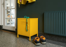 Afbeelding in Gallery-weergave laden, MaximaVida metalen lockerkastje Finn 52 x 40 x 67 cm okergeel
