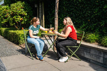 Afbeelding in Gallery-weergave laden, MaximaVida inklapbare metalen ronde tuintafel Max 70 cm olijfgroen
