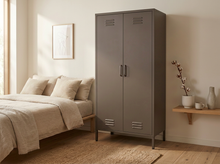 Afbeelding in Gallery-weergave laden, MaximaVida metalen kleding lockerkast Finn 90 x 50 x 185 cm grijsbruin - 8 schappen

