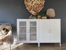 Afbeelding in Gallery-weergave laden, MaximaVida metalen lockerkast Finn 80 x 40 x 102 cm ivoor - 2 schappen
