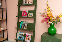 Afbeelding in Gallery-weergave laden, MaximaVida wandrek Jamie olijfgroen boekenrek - tijdschriftenrek - 180 x 80 cm
