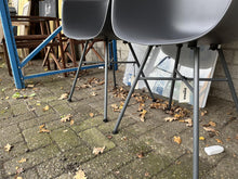 Load image into Gallery viewer, OUTLET Kunststof Kuipstoelen - metalen frame - Per 2

