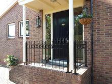 Load image into Gallery viewer, MaximaVida universal baseplate for green garden fence posts

