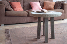 Load image into Gallery viewer, MaximaVida metal table legs New York 40 cm square clear varnish

