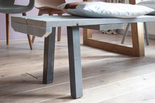 Load image into Gallery viewer, MaximaVida metal table legs New York 40 cm square clear varnish
