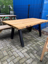 Load image into Gallery viewer, OUTLET Houten tuintafel met stalen onderstel - 180 x 100 cm.

