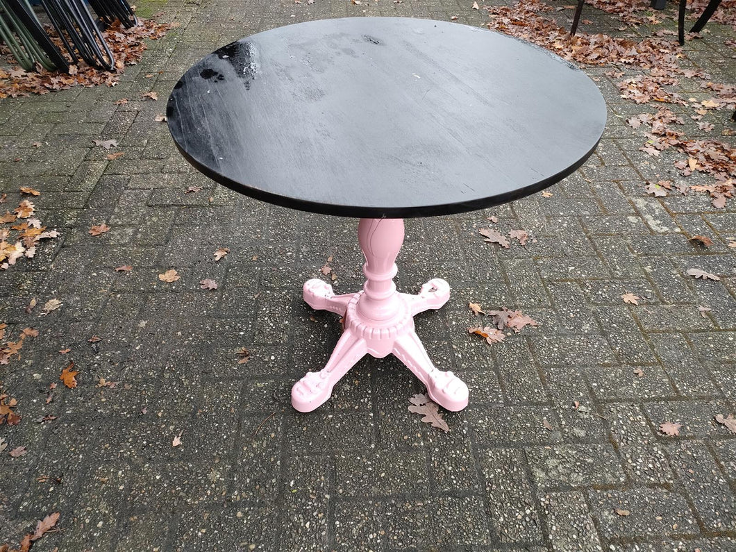 OUTLET Tafel met roze metalen onderstel ø76